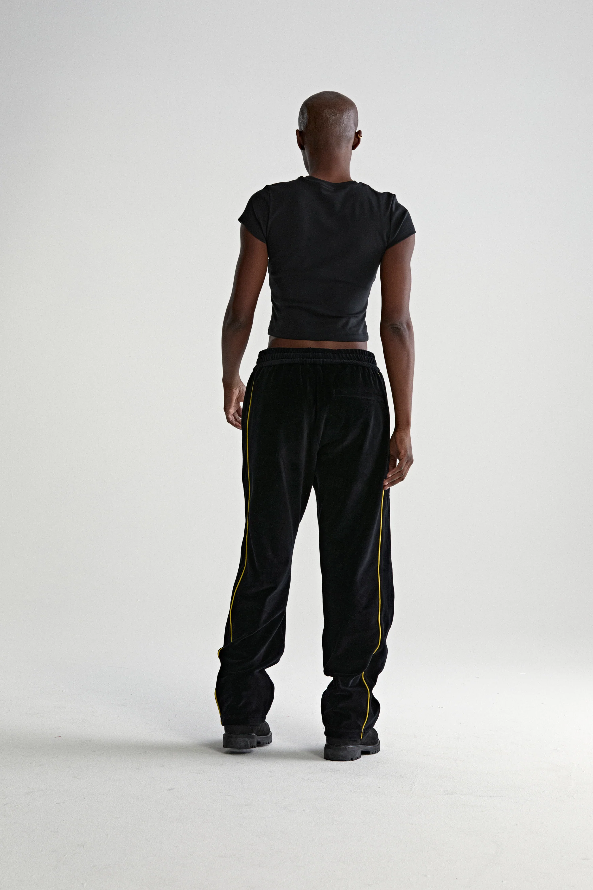OUTLINE VELOUR TRACK PANT - Image 10