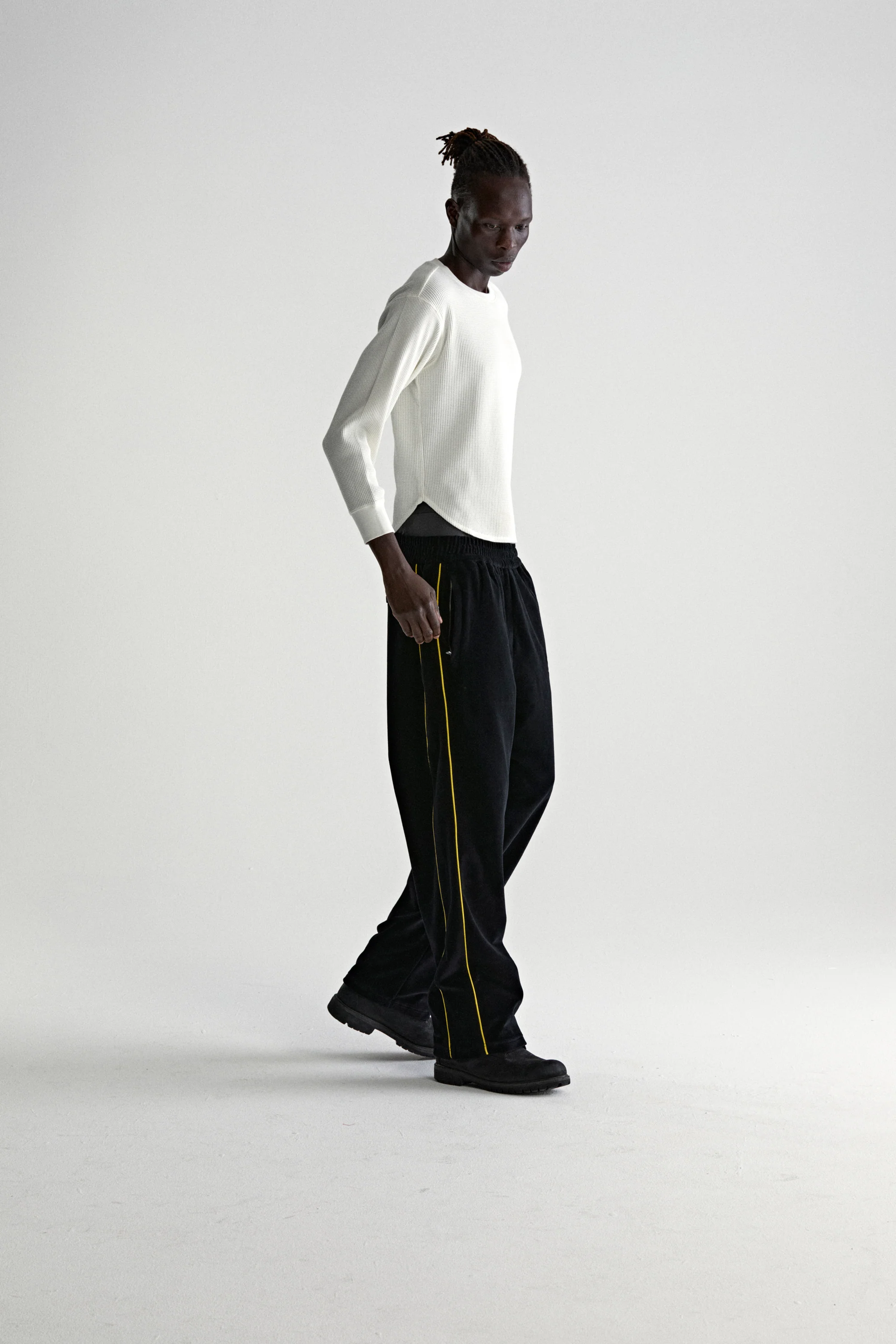 OUTLINE VELOUR TRACK PANT - Image 11