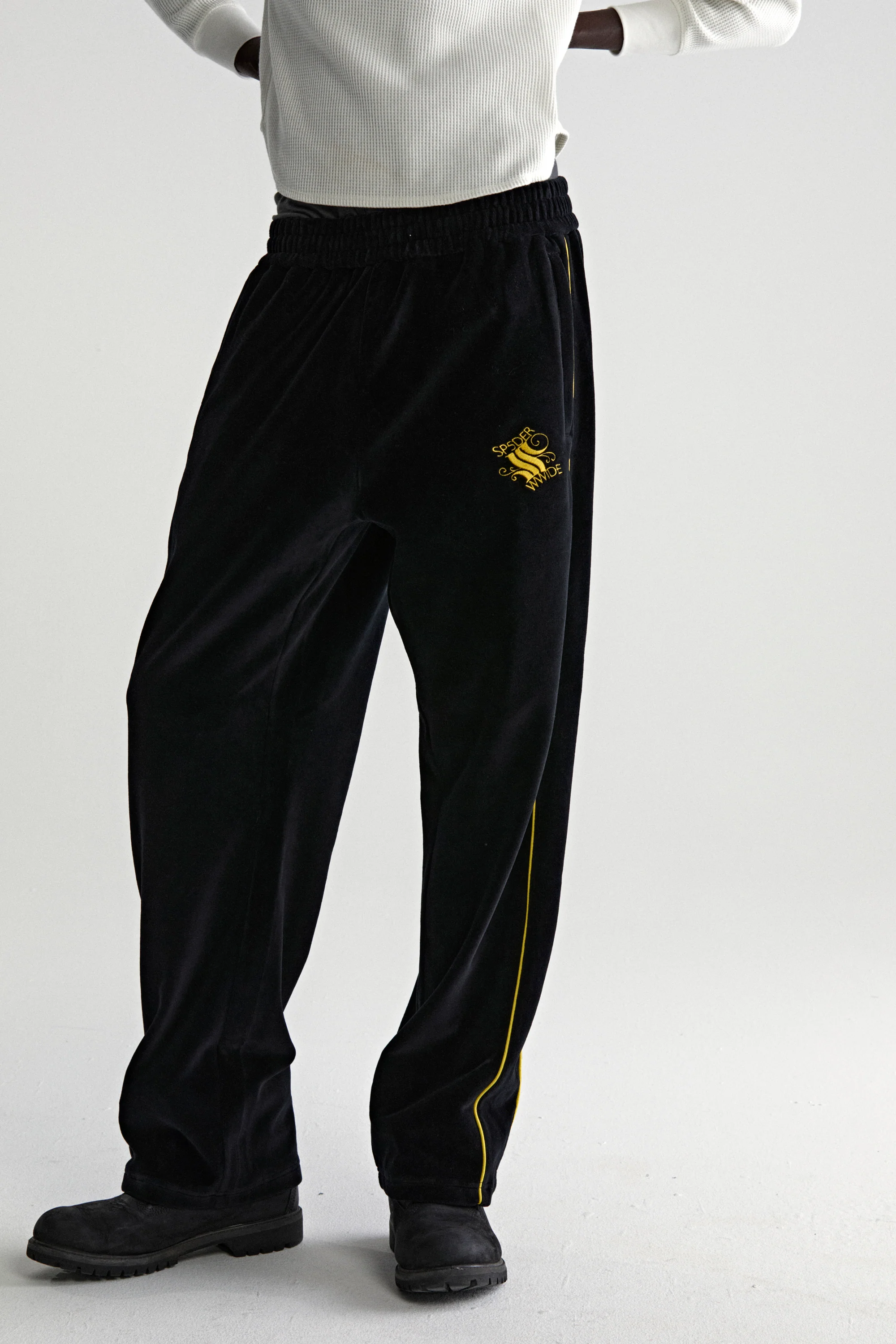 OUTLINE VELOUR TRACK PANT - Image 13
