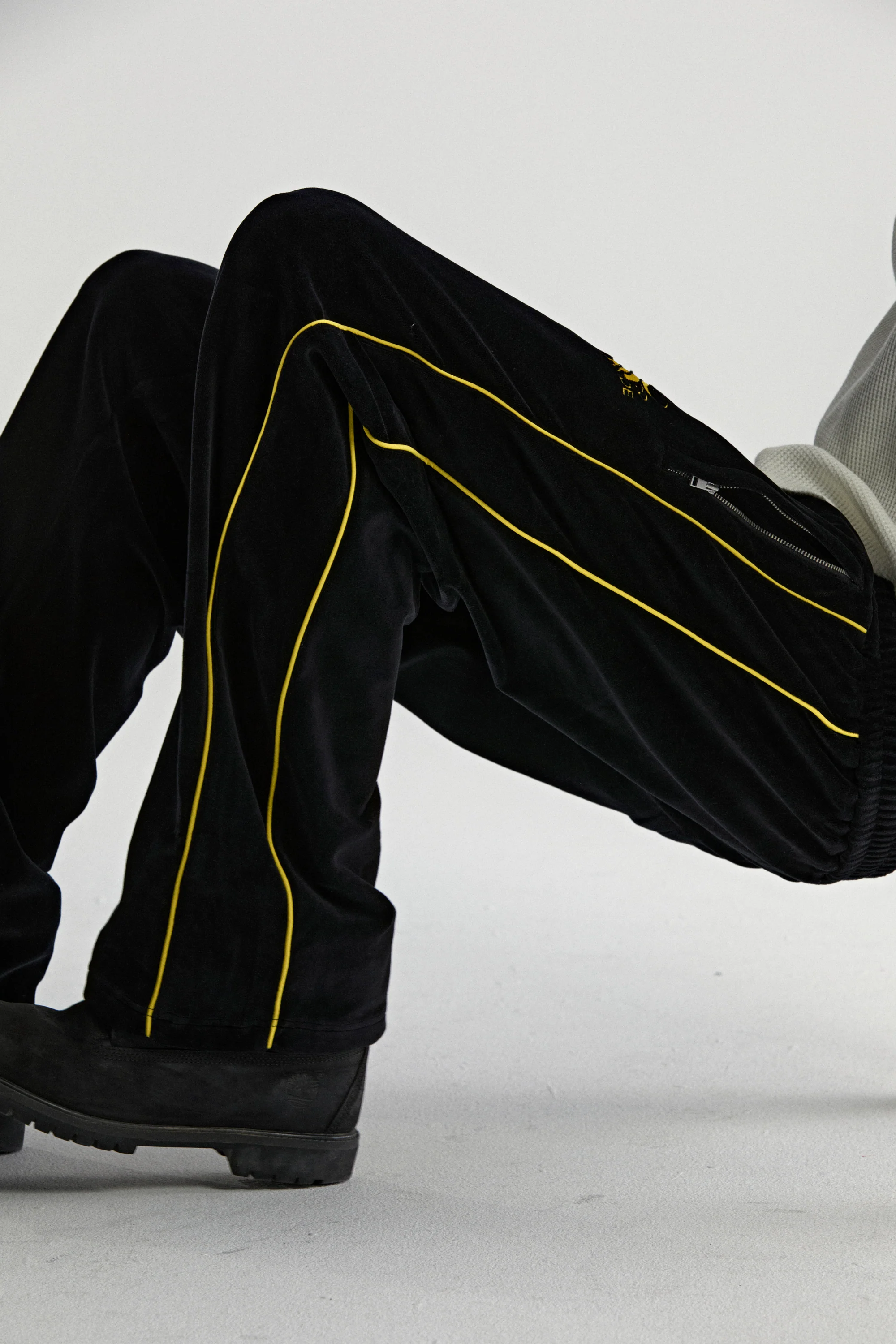 OUTLINE VELOUR TRACK PANT - Image 15