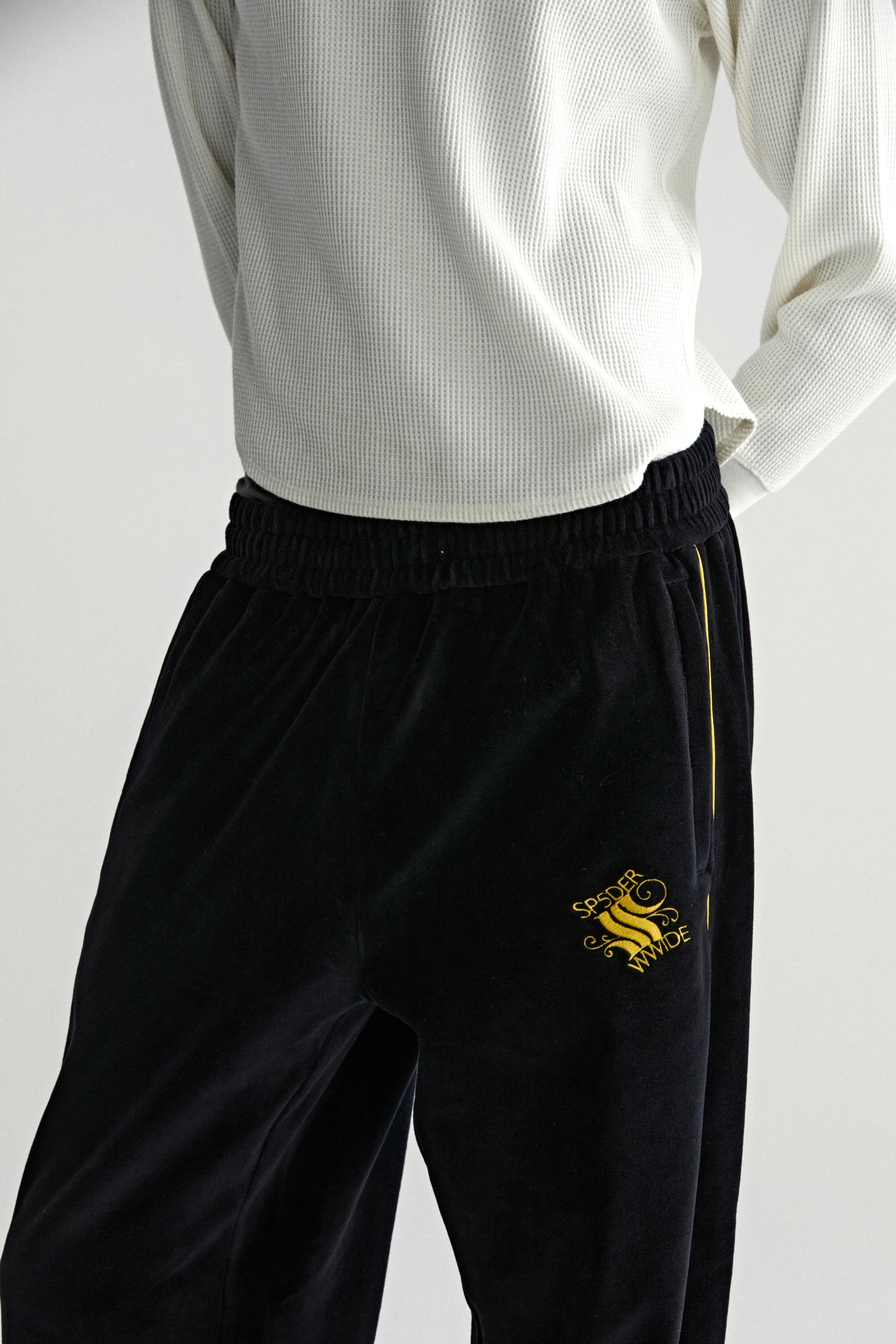 OUTLINE VELOUR TRACK PANT - Image 16