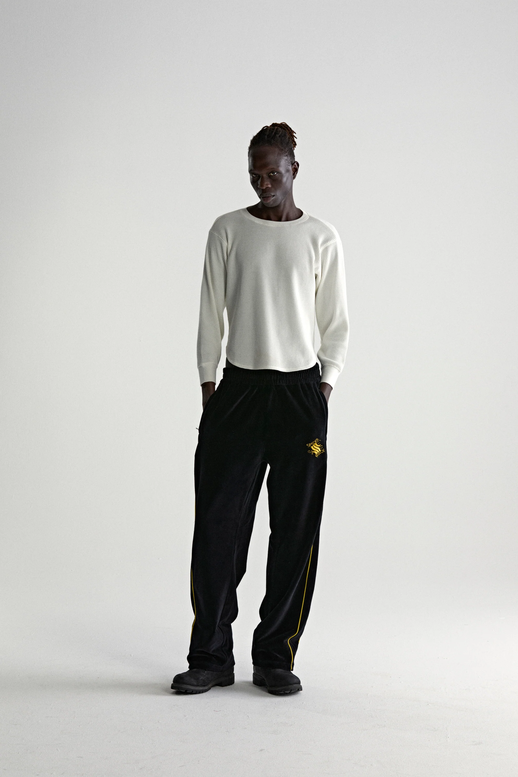 OUTLINE VELOUR TRACK PANT - Image 5
