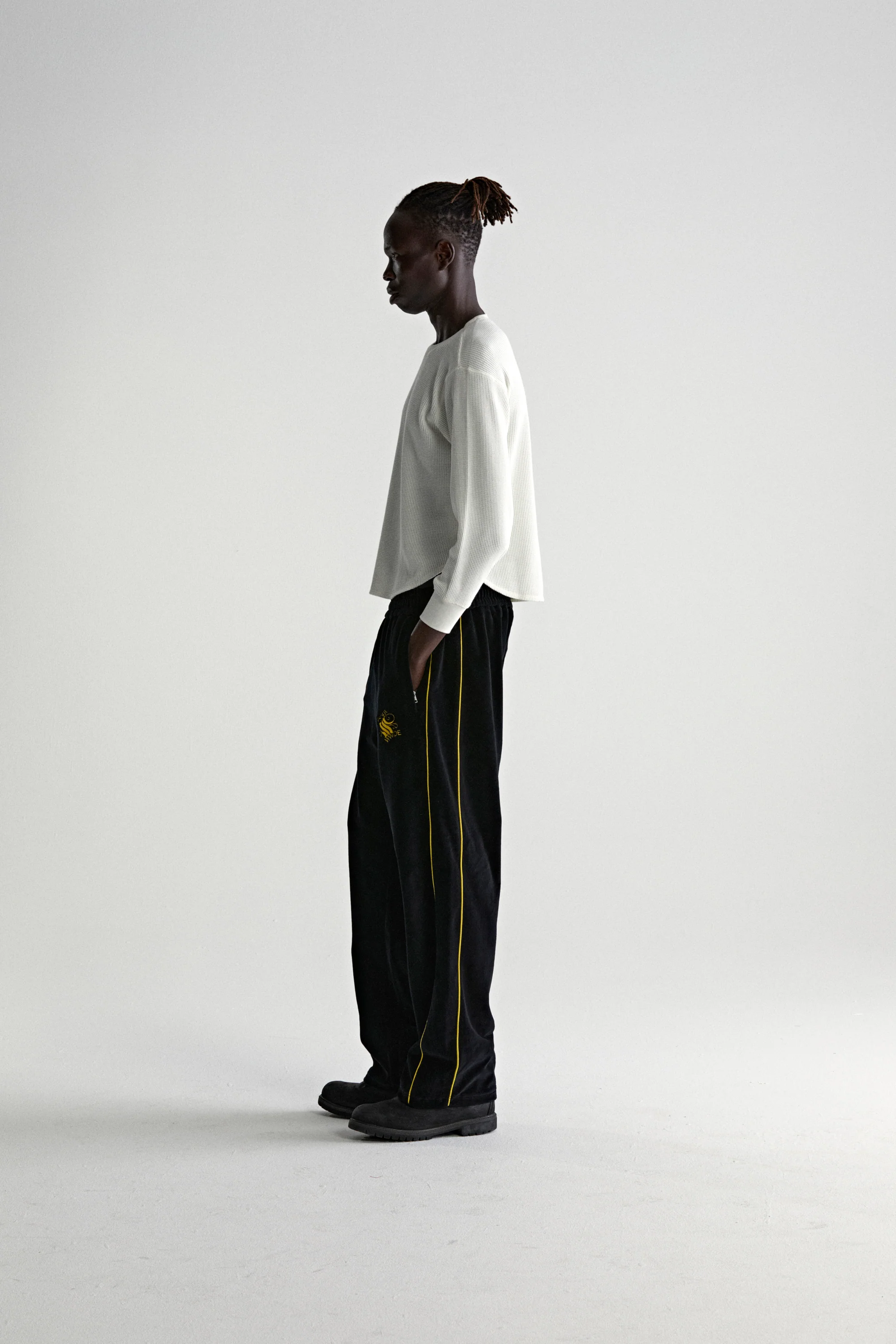OUTLINE VELOUR TRACK PANT - Image 7