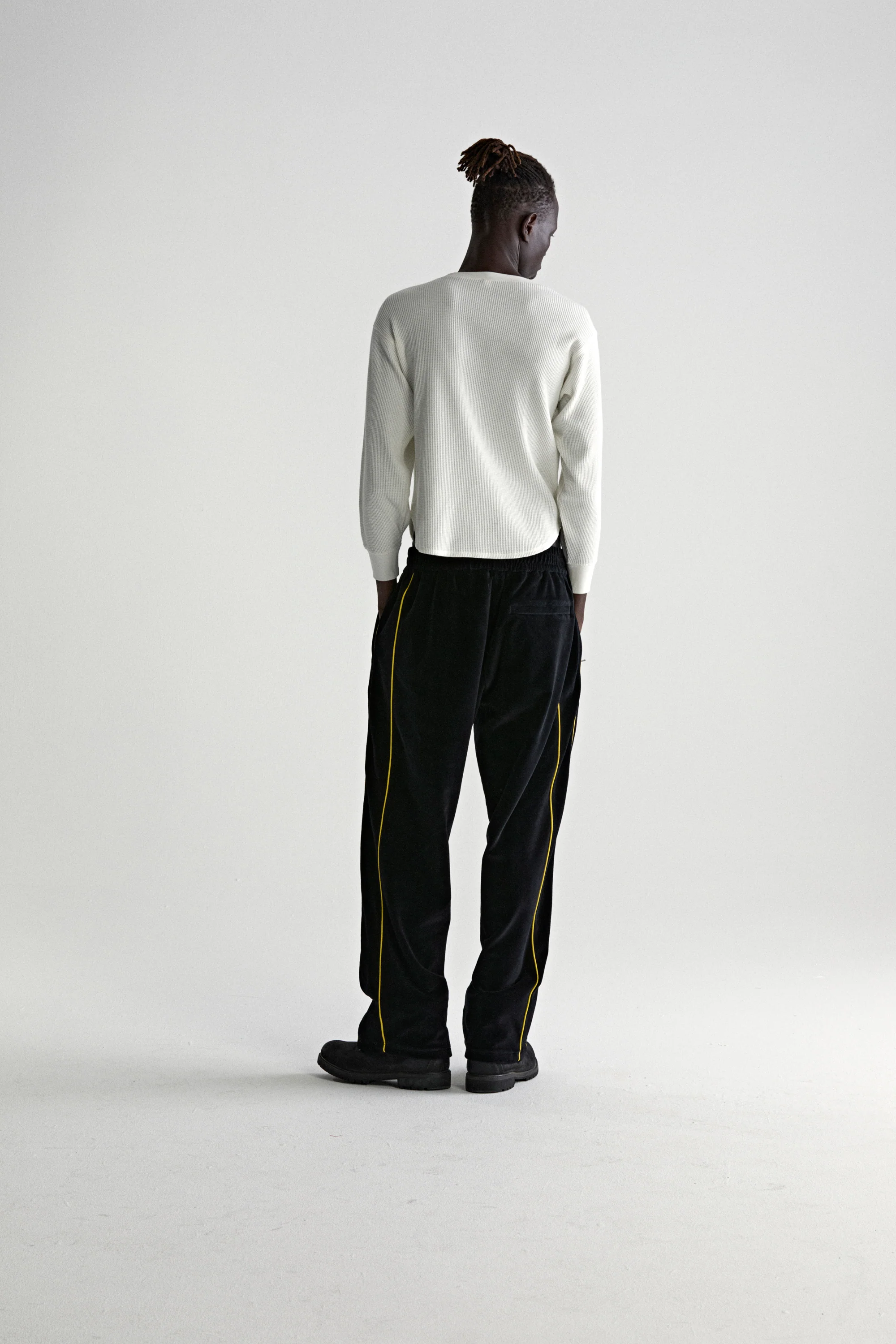 OUTLINE VELOUR TRACK PANT - Image 9